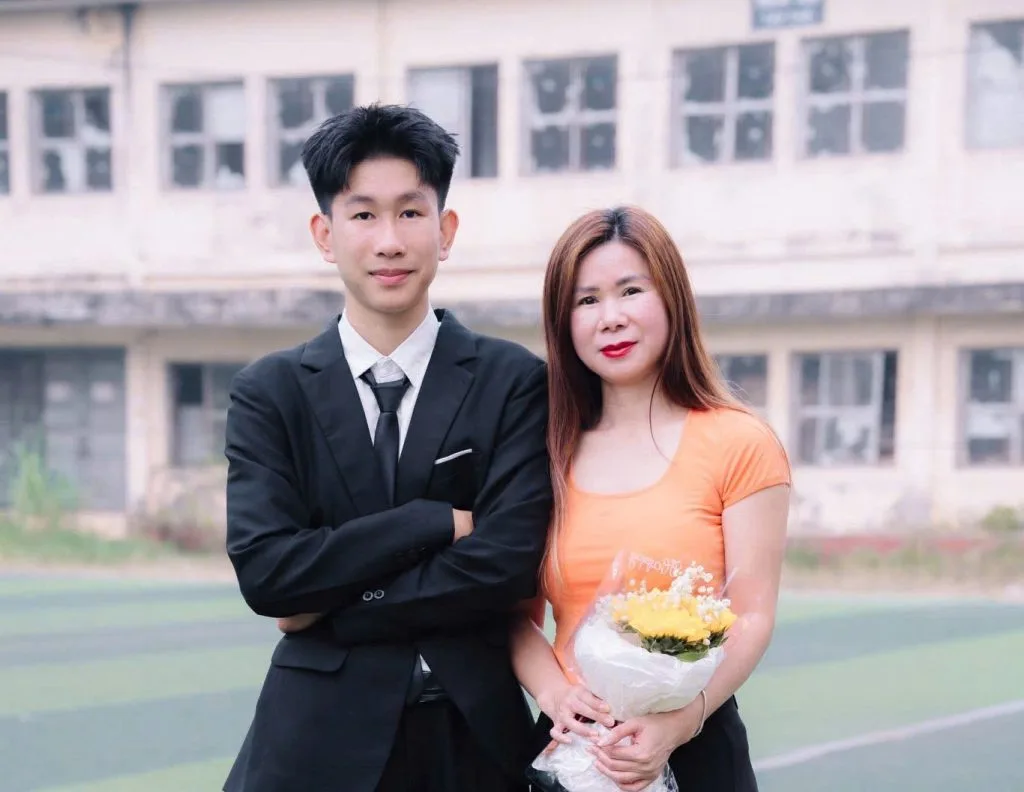 Tung Bach receives university student visa while studying in Grade 12 in Vietnam. Planning early brings early success!