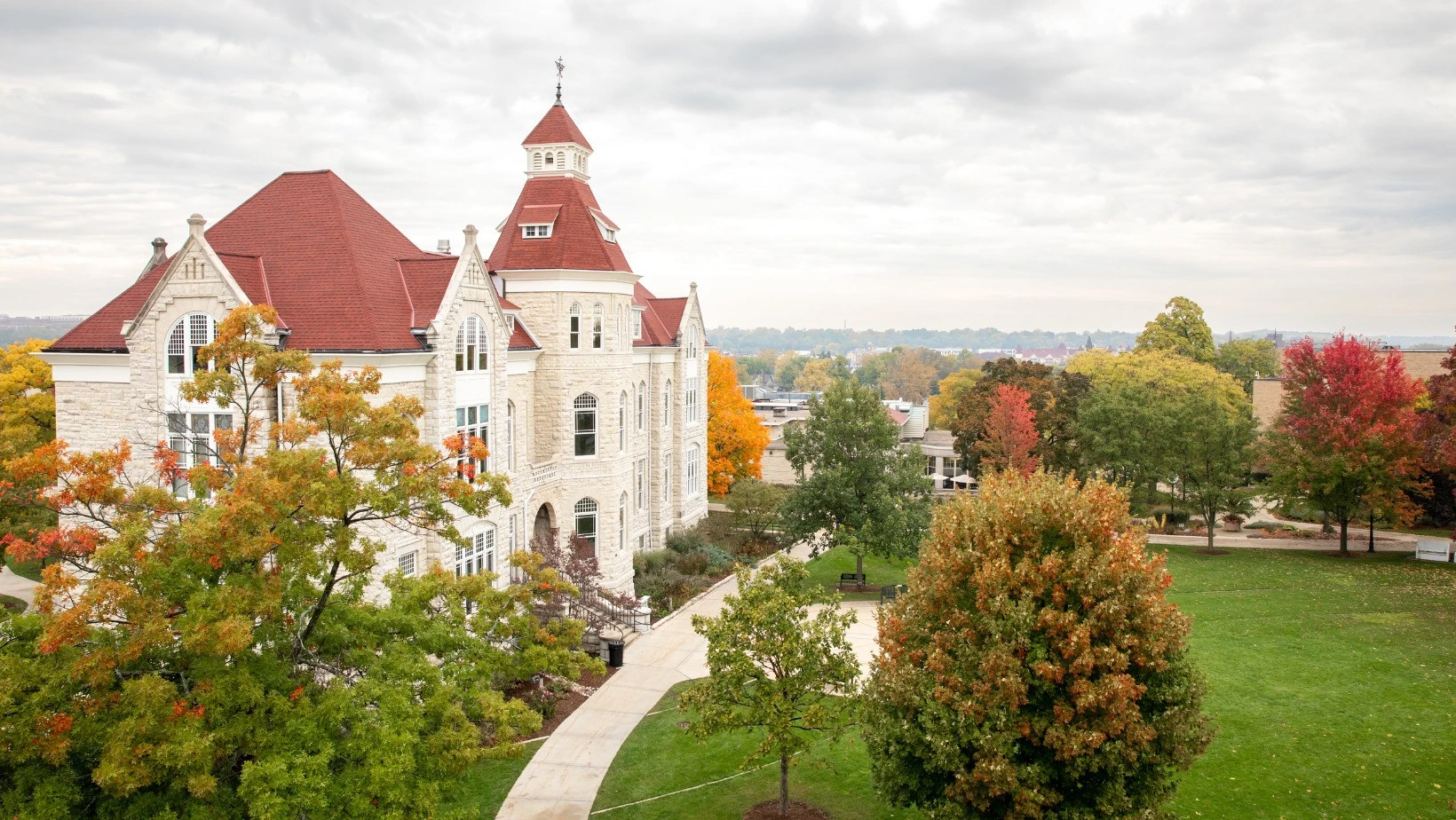 Du học Mỹ: CARROLL UNIVERSITY – Học phí sau học bổng dưới $20,000/năm